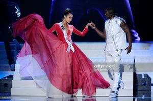 miss-usa-2012-olivia-culpo-is-escorted-by-singersongwriter-and-dancer-picture-id158578977.jpg