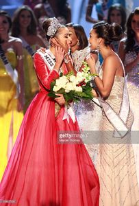 miss-usa-2012-olivia-culpo-l-is-crowned-the-2012-miss-universe-by-picture-id158627200.jpg