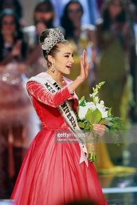 miss-usa-2012-olivia-culpo-waves-to-the-crowd-after-being-named-the-picture-id158581260.jpg