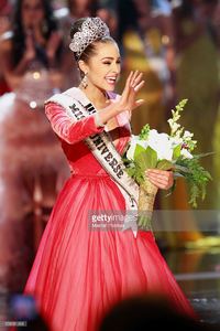 miss-usa-2012-olivia-culpo-waves-to-the-crowd-after-being-named-the-picture-id158581268.jpg