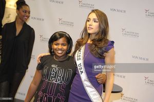 miss-usa-olivia-culpo-poses-at-the-grand-opening-of-von-maur-on-10-picture-id156025188.jpg