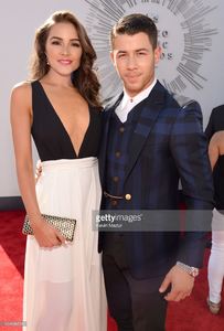 olivia-culpo-and-nick-jonas-attend-the-2014-mtv-video-music-awards-at-picture-id454096518.jpg