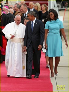 pope-francis-arrives-in-us-meets-the-obamas-01.jpg