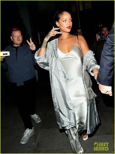 rihanna-stuns-in-silver-at-valerian-after-party-03.jpg