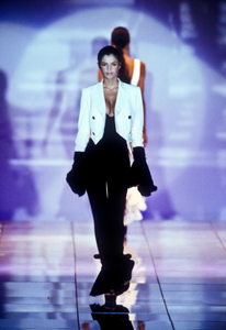 versace-ss-1993-15.thumb.png.6e96c97de4914130f62916b2889639af.png