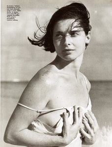 vogue-italia-may-1993-004.thumb.jpg.49828f98b32bf89c720564d43d46f056.jpg