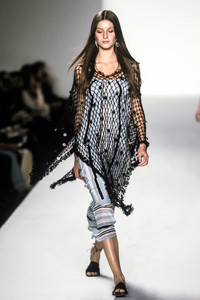 0_anna-sui-ss-1999-1_html.thumb.JPEG.7e74f91e44ce0b84ebb1ebcf7289e3db.JPEG