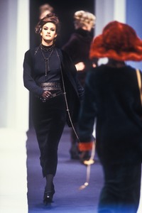 0_karl-lagerfeld-fw-1992-1_html.thumb.JPEG.e4d73439824b960a36b1bf9ffe9a8a2d.JPEG