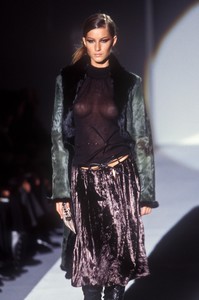 11_gucci-fw-1999-12_html.thumb.JPEG.05073e18a96ee01b5ef30ae03840279d.JPEG