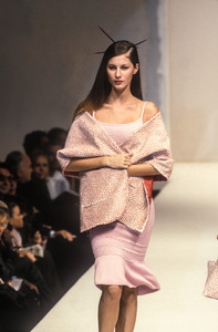 1_blumarine-ss-1999-2_html.thumb.JPEG.2e352b461a30a0c91e1fe409c029f5a1.JPEG