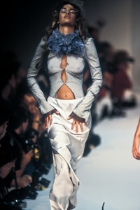 1_john-galliano-ss-1992-2_html.thumb.JPEG.f05fb09dd1f8f7bdbb049eee82b49625.JPEG