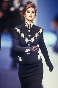 1_karl-lagerfeld-fw-1992-2_html.thumb.JPEG.2f0e9b4e59fecf185e29a5d4ea3d3b77.JPEG