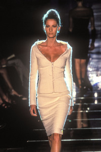 1_versace-hc-fw-1998-2_html.thumb.JPEG.4a45c6067f1368e286cab271a5a701f3.JPEG