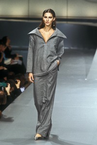 2_valentino-fw-1998-3_html.thumb.JPEG.c2383ededc506747b241f2fe5023a88a.JPEG