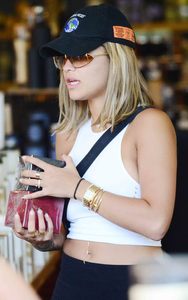 48437874_rita-ora-57.jpg