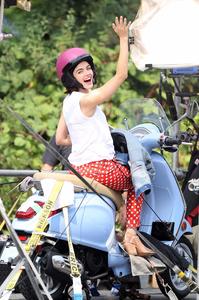 48919464_lucy-hale-02.jpg