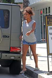 49216045_49210467_christina-milian-6.jpg