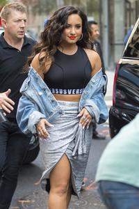 demi leaving hotel nyc 19 (5).jpg