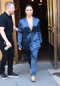 demi leaving Z100 radio station in NYC 17 (6).jpg