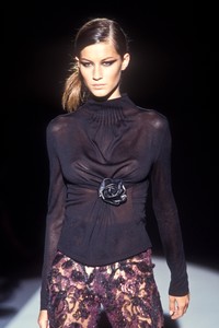8_gucci-fw-1999-9_html.thumb.JPEG.7a528246405d943c37c793965f9b2744.JPEG