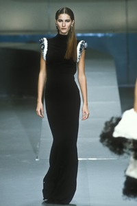 9_valentino-fw-1998-10_html.thumb.JPEG.7cb6a5d1cc4cecb723d72049a8dae333.JPEG