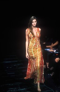 9_versace-ss-1999-10_html.thumb.JPEG.b45621da5cdcaea3d09253a9dd9be09e.JPEG