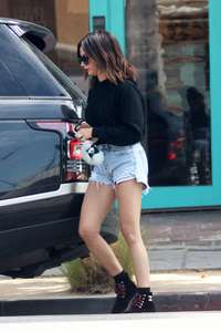 Ashley-Tisdale-in-Shorts--01.jpg
