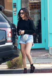 Ashley-Tisdale-in-Shorts--14.jpg