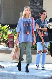 Hailey-Baldwin--Goes-to-Erewhon-Market--03.jpg