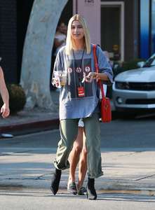 Hailey-Baldwin--Goes-to-Erewhon-Market--04.jpg