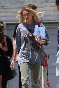 Hailey-Baldwin--Goes-to-Erewhon-Market--05.jpg