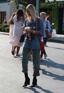 Hailey-Baldwin--Goes-to-Erewhon-Market--06.jpg