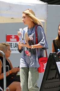 Hailey-Baldwin--Goes-to-Erewhon-Market--08.jpg