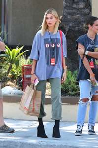 Hailey-Baldwin--Goes-to-Erewhon-Market--09.jpg