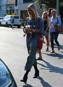 Hailey-Baldwin--Goes-to-Erewhon-Market--11.jpg