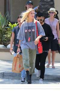 Hailey-Baldwin--Goes-to-Erewhon-Market--17.jpg