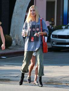 Hailey-Baldwin--Goes-to-Erewhon-Market--20.jpg