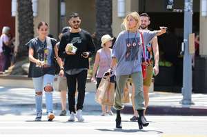 Hailey-Baldwin--Goes-to-Erewhon-Market--24.jpg
