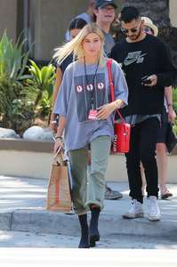 Hailey-Baldwin--Goes-to-Erewhon-Market--26.jpg