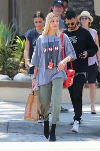 Hailey-Baldwin--Goes-to-Erewhon-Market--28.jpg