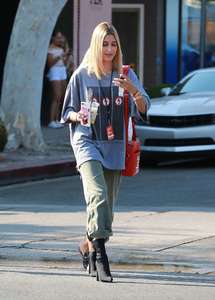 Hailey-Baldwin--Goes-to-Erewhon-Market--33.jpg