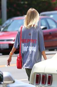 Hailey-Baldwin--Goes-to-Erewhon-Market--34.jpg