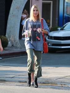 Hailey-Baldwin--Goes-to-Erewhon-Market--35.jpg
