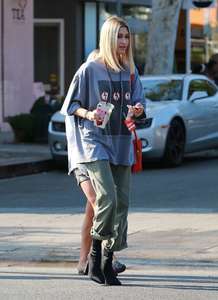 Hailey-Baldwin--Goes-to-Erewhon-Market--39.jpg