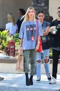 Hailey-Baldwin--Goes-to-Erewhon-Market--42.jpg
