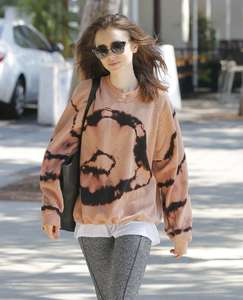 Lily-Collins-in-Tights-after-the-workout--09.jpg