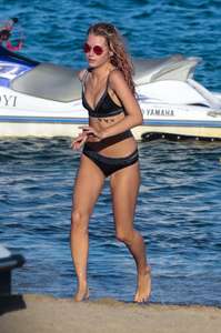 Lottie-Moss-in-Bikini-2017--20.jpg