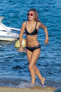 Lottie-Moss-in-Bikini-2017--23.jpg