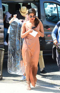 Priyanka-Chopra-on-the-set-of-Isnt-It-Romantic--01.jpg