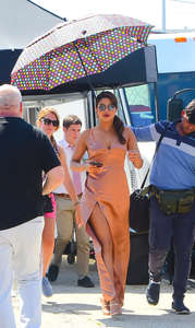 Priyanka-Chopra-on-the-set-of-Isnt-It-Romantic--05.jpg